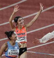 女子１００メートルハードルで予選を通過し、スタンドに手を振る中島ひとみ（撮影・中田匡峻）
