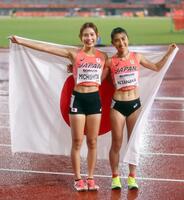 女子１５００メートルを終え、報道陣のリクエストに応える田中希実㊨と道下美槻　