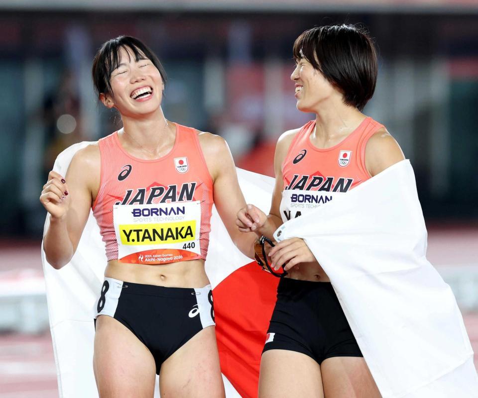 　笑顔で喜び合う七種競技で金メダルの田中友梨（左）と銀メダルの梶木菜々香（撮影・中田匡峻）