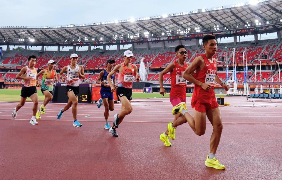 男子マラソン　スタートする山下一貴（右から３人目）