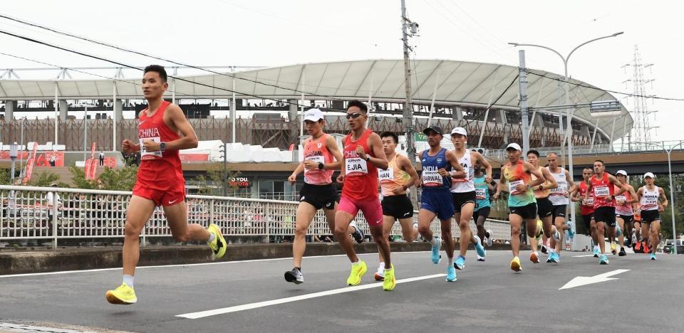 男子マラソン　パロマ瑞穂スタジアムを背に、一斉にスタートする選手たち