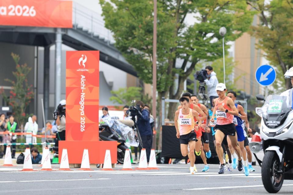 男子マラソン　３１キロすぎ、先頭集団を走る山下一貴（右）