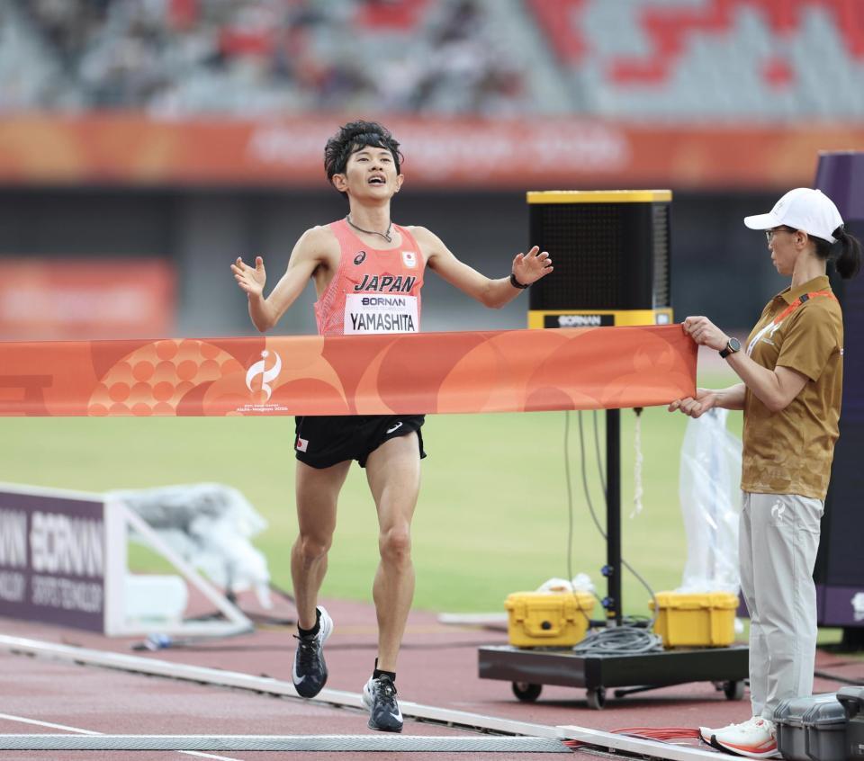 １位でゴールする山下一貴（撮影・中田匡峻）