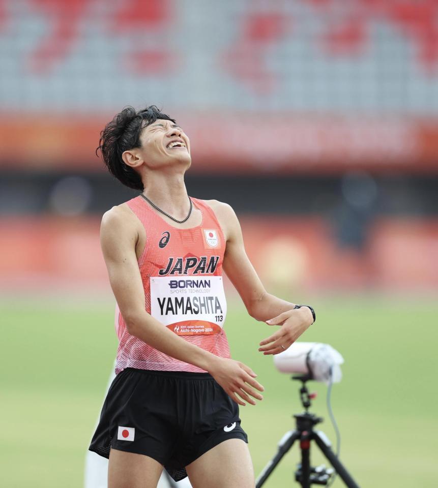 １位でゴールする山下一貴＝（撮影・中田匡峻）
