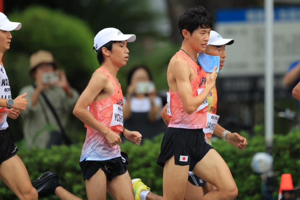 男子マラソン　１０キロすぎ、先頭集団を走る吉田祐也（左）と山下一貴