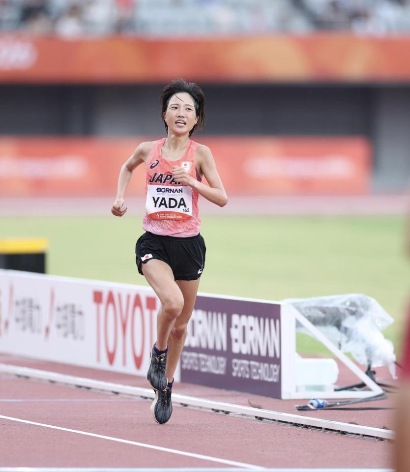 ３位でゴールする矢田みくに（撮影・中田匡峻）