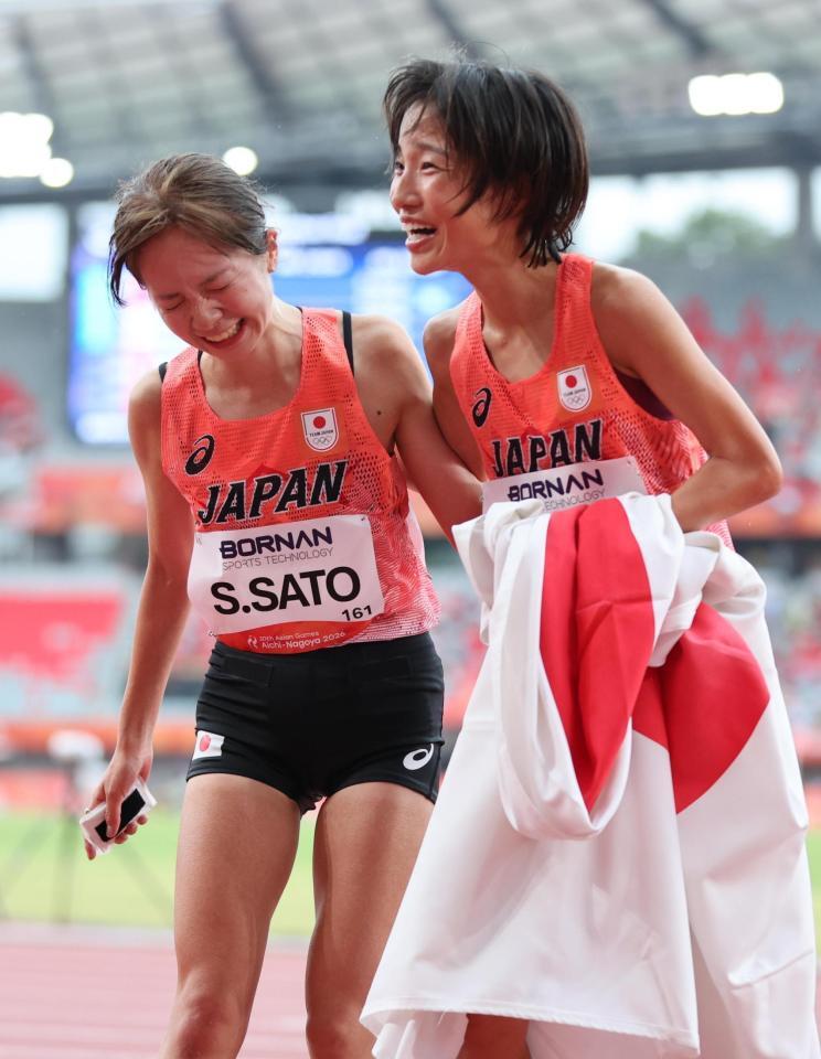 女子マラソン　ゴール後に健闘をたたえ合う矢田みくに（右）と佐藤早也伽