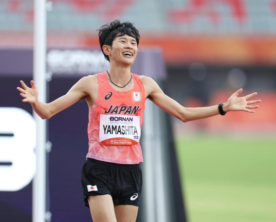 男子マラソンで金メダルを獲得した山下一貴（撮影・中田匡峻）