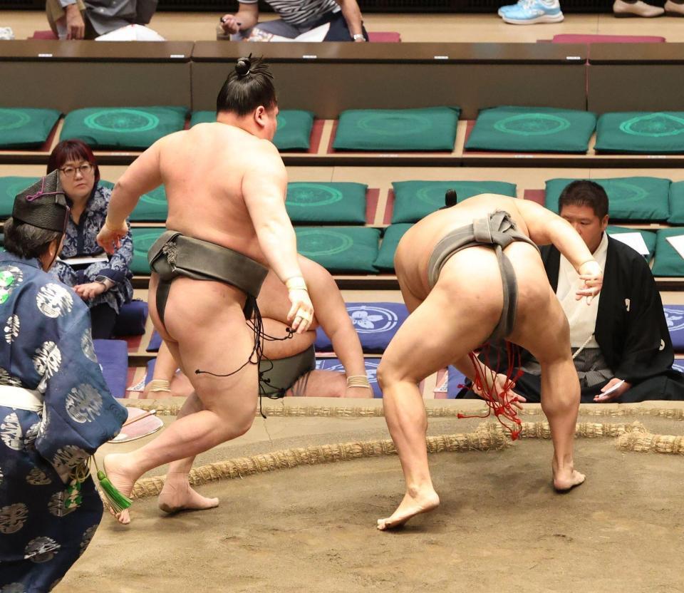 豪刀雄（右）を突き落としで破る旭富士