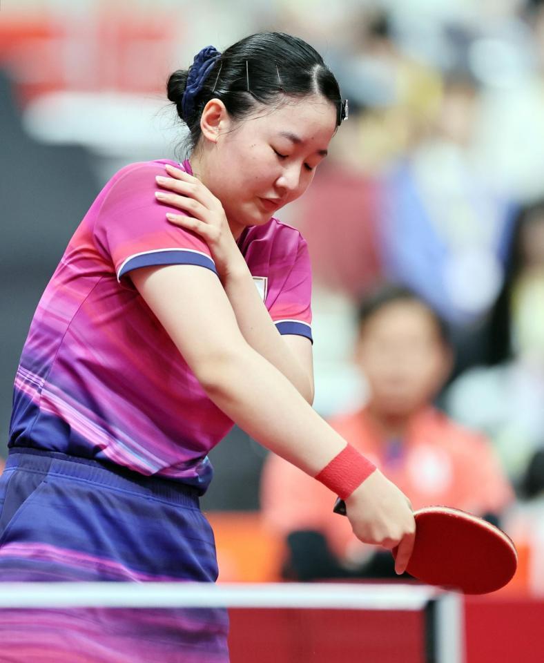 女子シングルス３回戦　右肩を気にする張本美和　
