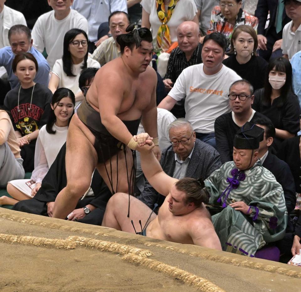 霧島（左）を寄り倒しで破った安青錦（撮影・持木克友）