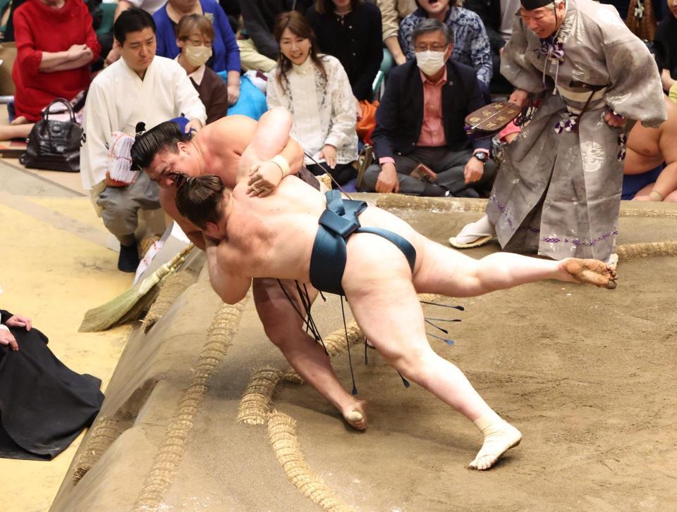 霧島（奥）を寄り倒しで破る安青錦