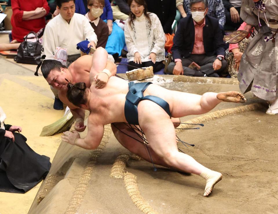 霧島（奥）を寄り倒しで破る安青錦