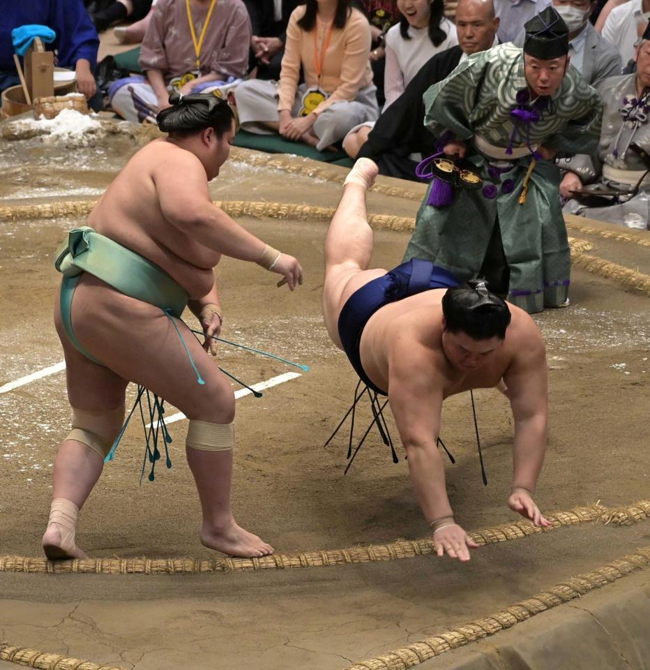琴桜（左）の突き落としに敗れた大の里（撮影・持木克友）