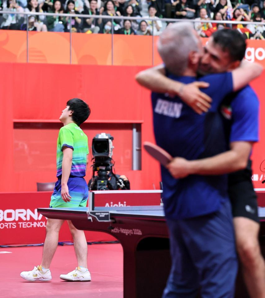 男子シングルス準々決勝でイラン選手㊨に敗れ、肩を落とす張本智和