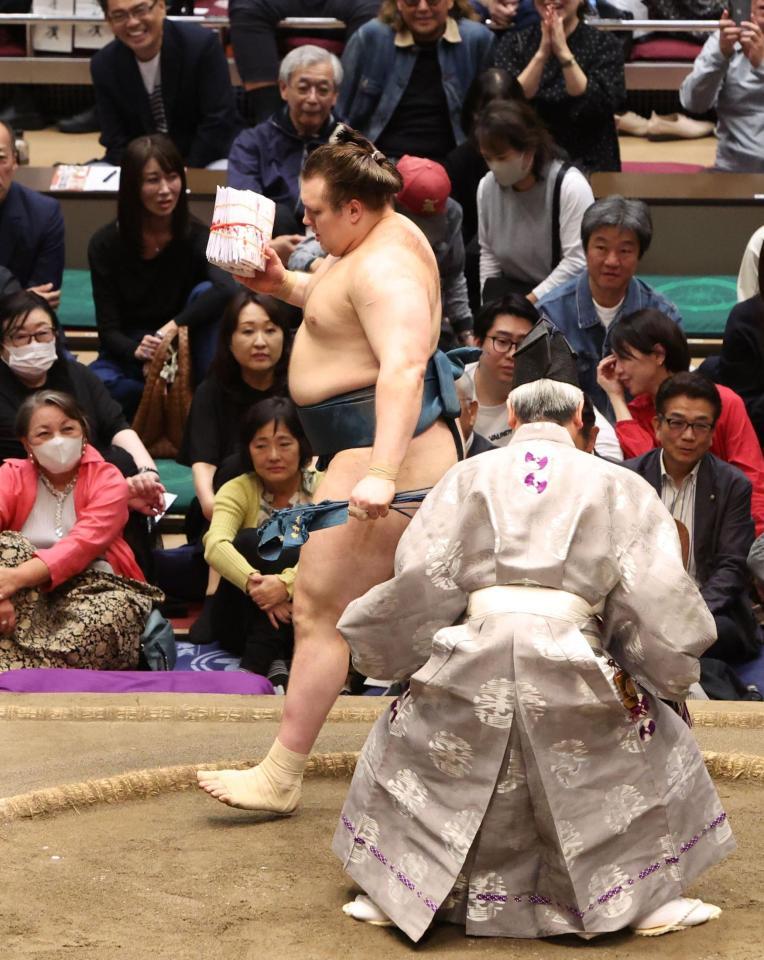 懸賞金を手にする安青錦