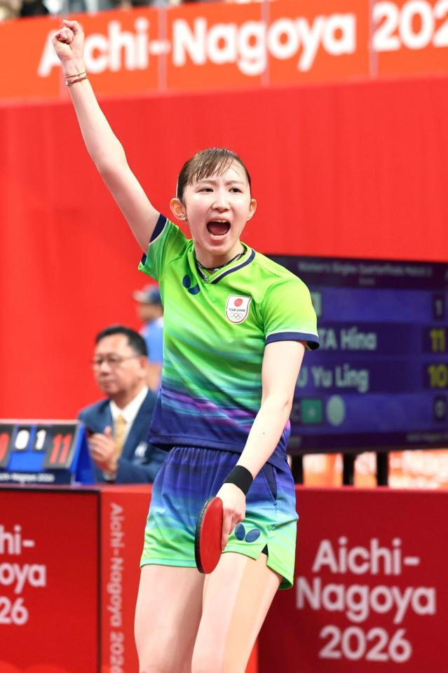 女子シングルス準々決勝　マカオ選手からセットを奪いガッツポーズする早田ひな