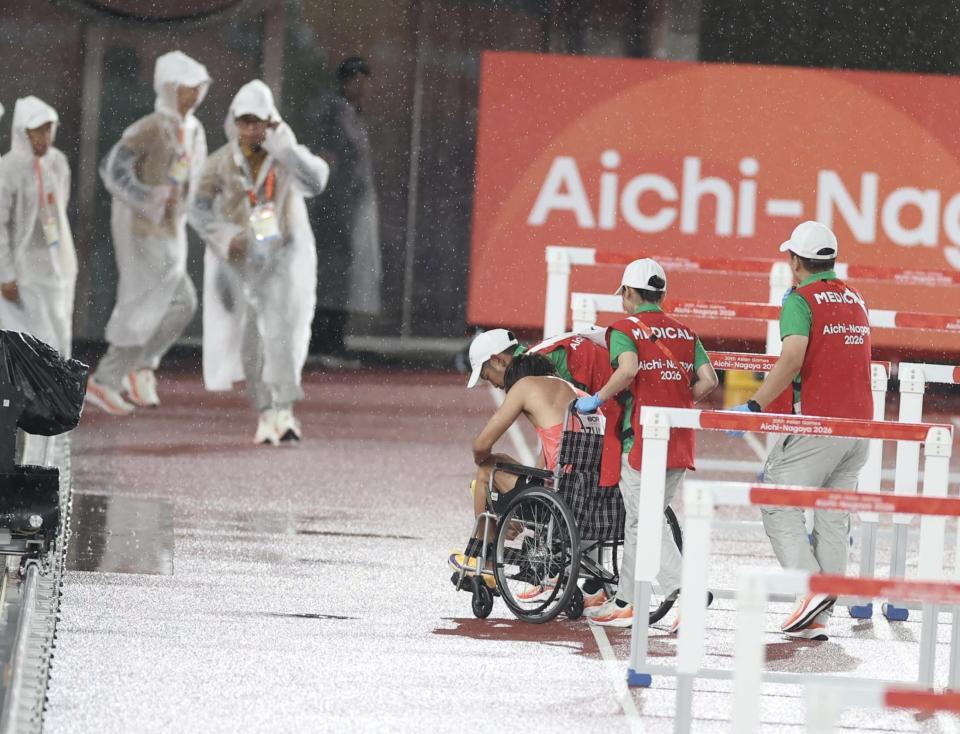 転倒し、車椅子で運ばれる泉谷駿介（撮影・中田匡峻）