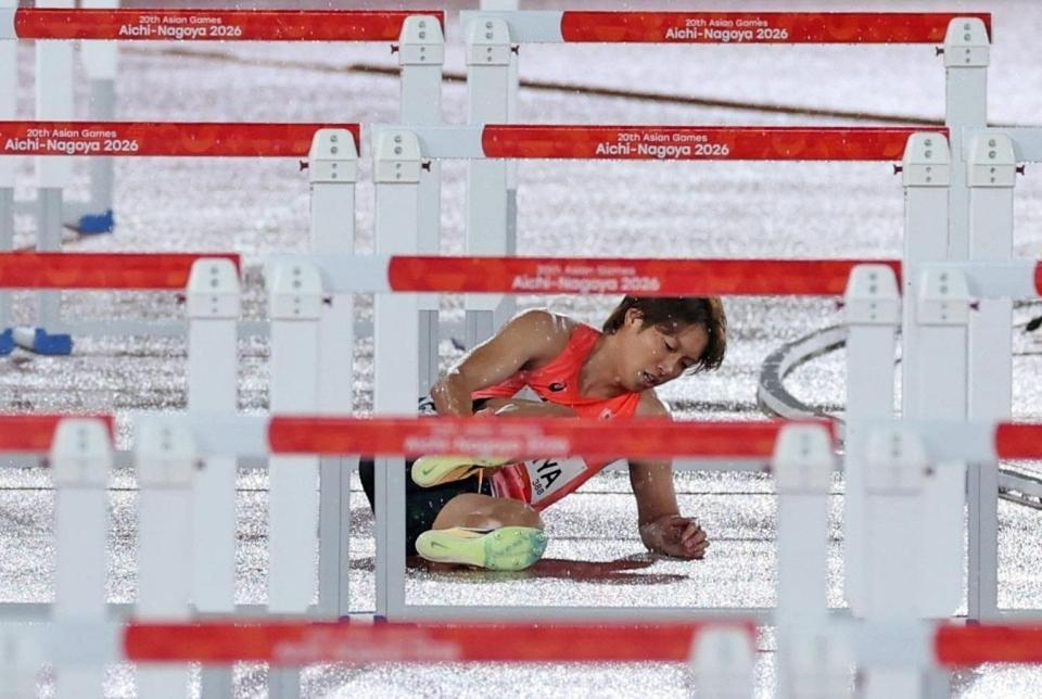 男子１１０メートル障害予選　転倒する泉谷駿介