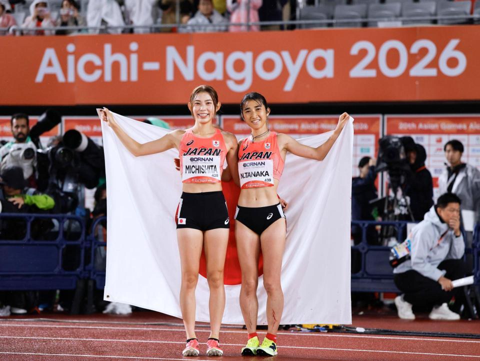 女子１５００メートル決勝を終え写真に納まる田中希実（右）と道下美槻