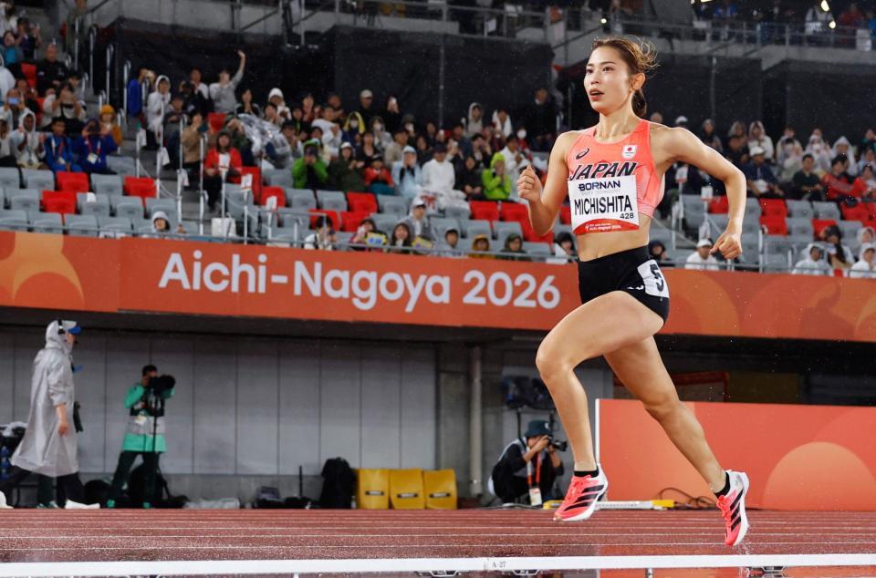 女子１５００メートル　力走する道下美槻