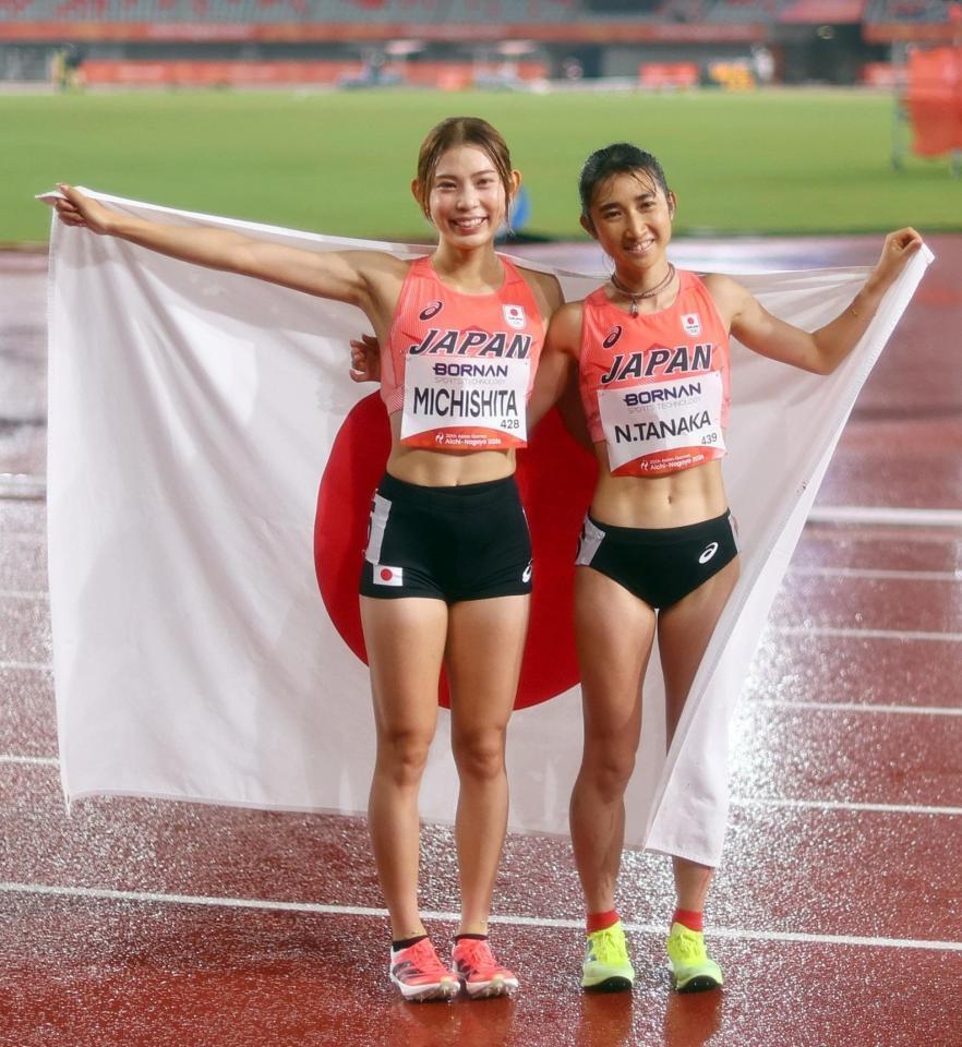 女子１５００メートルを終え、報道陣のリクエストに応える田中希実㊨と道下美槻　