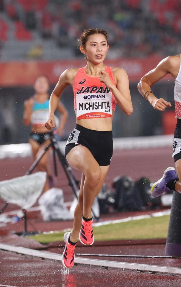 女子１５００メートル　力走する道下美槻　