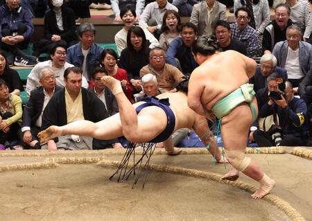 琴櫻（右）に突き落としで敗れた大の里