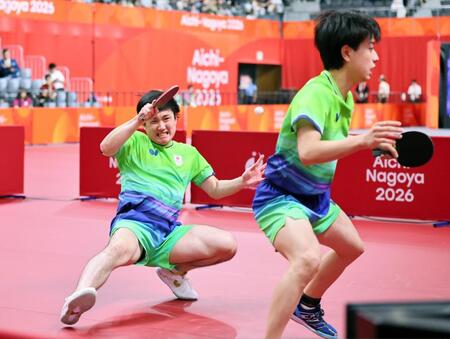 男子ダブルス準決勝　中国ペアと対戦する張本智和（左）、篠塚大登組