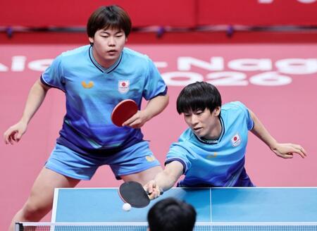 男子ダブルス準決勝　中国ペアと対戦する松島輝空（左）、戸上隼輔組