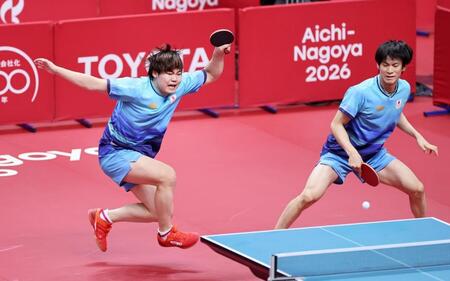 男子ダブルス準決勝　中国ペアと対戦する松島輝空（左）、戸上隼輔組