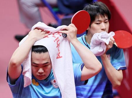 男子ダブルス準決勝　中国ペアに敗れ厳しい表情の松島輝空（左）、戸上隼輔組