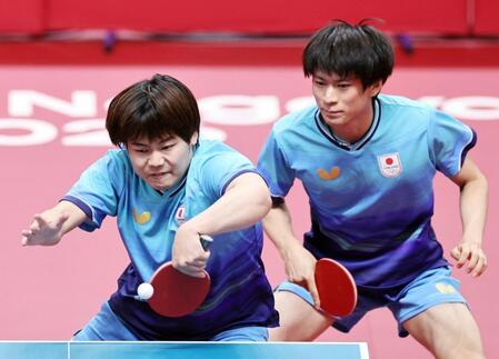 男子ダブルス準決勝　中国ペアと対戦する松島輝空（左）、戸上隼輔組