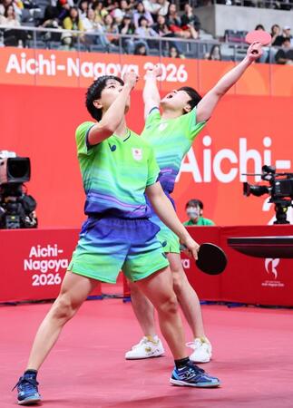 男子ダブルス準決勝　中国ペアに勝利し喜ぶ張本智和（右）、篠塚大登組