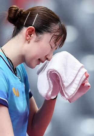 中国選手に敗れ悔しがる早田ひな