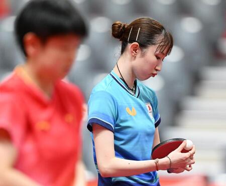 女子シングルス準決勝で、中国選手（左）に得点を許した早田ひな（撮影・星野楽）