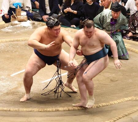 安青錦（右）を突き出しで破る大の里