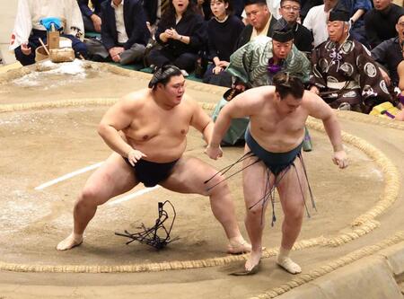 安青錦（右）を突き出しで破る大の里＝両国国技館
