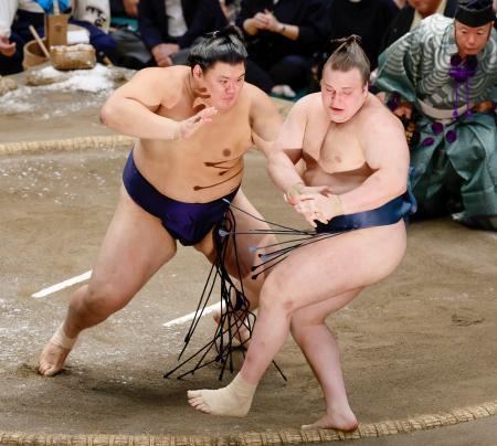 　大相撲秋場所千秋楽で、安青錦（右）との相星決戦を制し、６場所ぶり６度目の優勝を決めた大の里＝２７日、東京・両国国技館