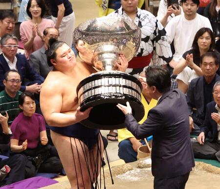 内閣総理大臣賞を授与される大の里