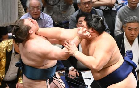 安青錦（左）を攻める大の里