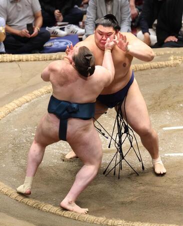 大の里（奥）が突き出しで安青錦を下す