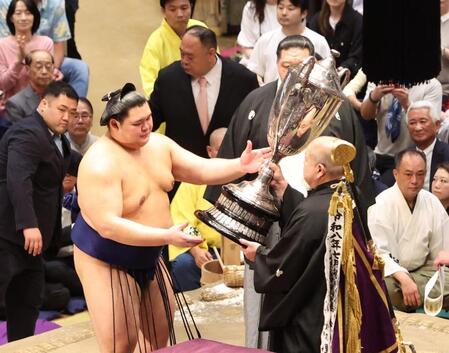 八角理事長とり賜杯」を授与される大の里
