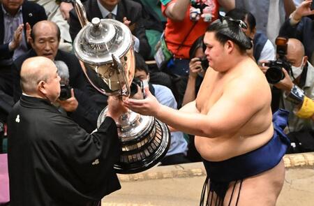 優勝を果たし、日本相撲協会の八角理事長（左）から賜杯を受け取る大の里