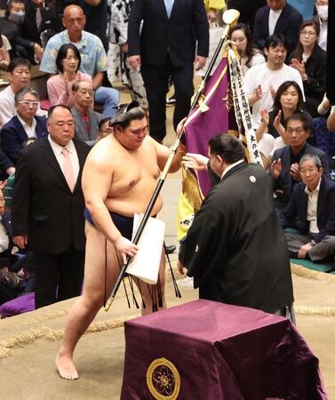 優勝旗を授与される大の里＝両国国技館