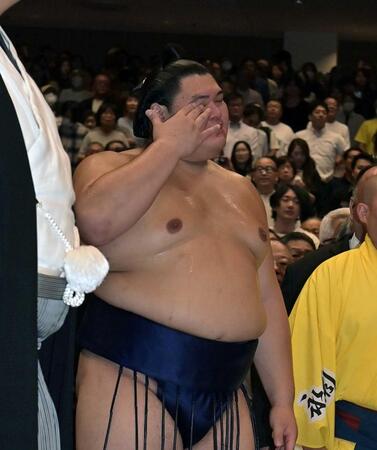 表彰式の前、涙を拭う大の里（撮影・持木克友）