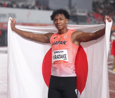 男子１１０メートルハードルで銀メダルを獲得し、日の丸を背にする村竹ラシッド＝愛知県名古屋市・パロマ瑞穂スタジアム（撮影・中田匡峻）