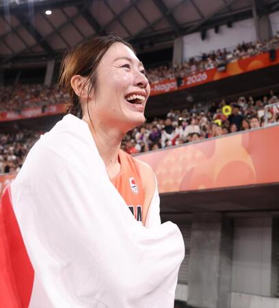 女子１００メートルハードルで金メダルを獲得し、笑顔を見せる福部真子（撮影・中田匡峻）