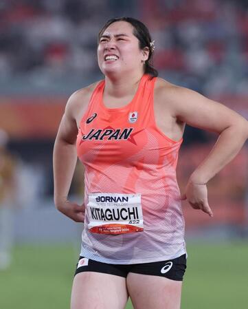 女子やり投げ決勝　５投目を終え、悔しげな表情を見せる北口榛花　