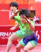 男子ダブルス準決勝　中国ペアと対戦する張本智和（奥）、篠塚大登組